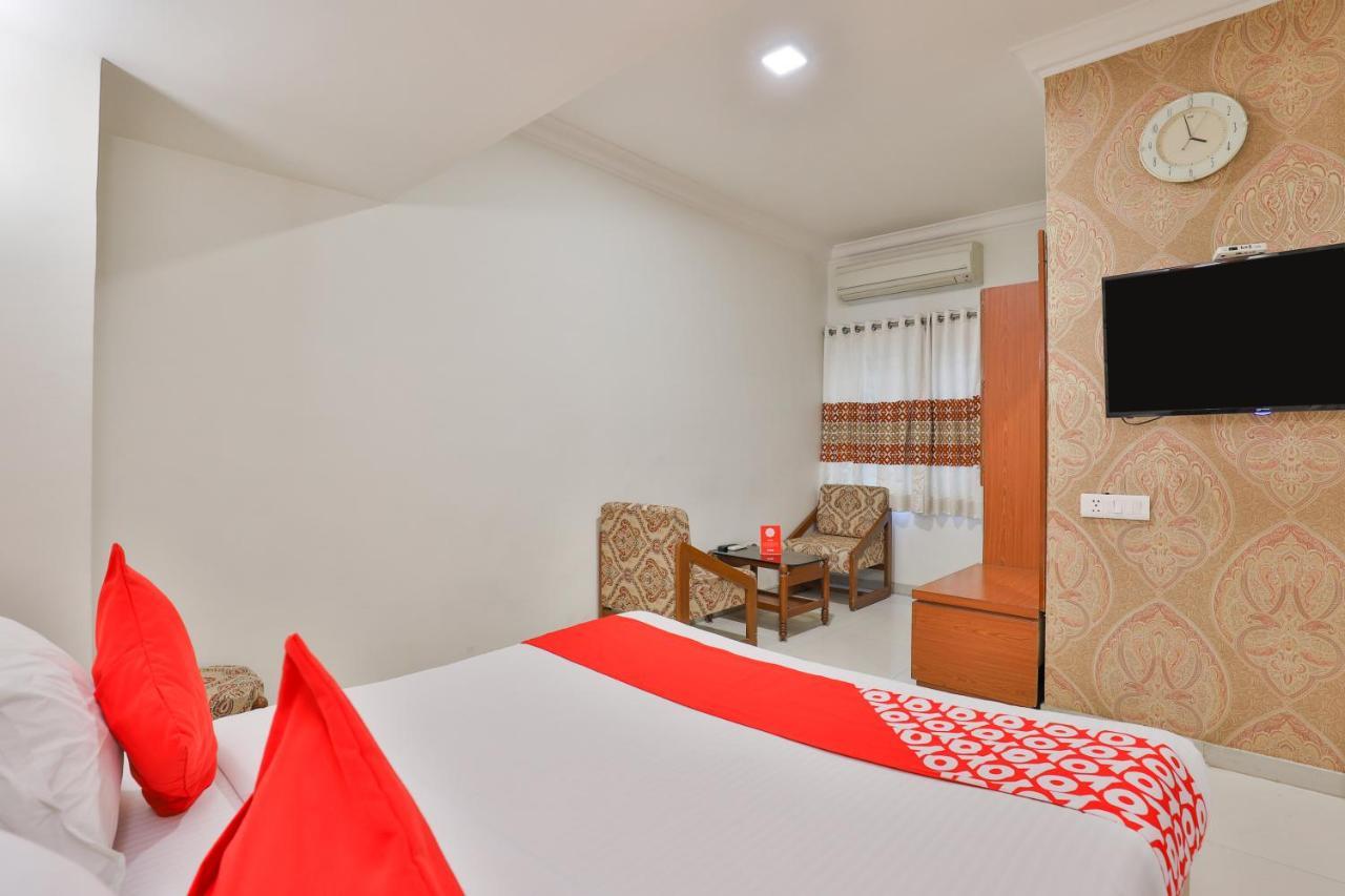 Oyo 2351 Hotel Golden Plaza アーメダバード エクステリア 写真