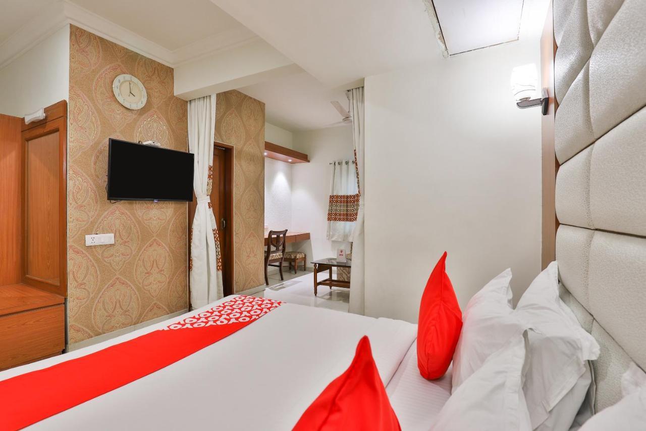 Oyo 2351 Hotel Golden Plaza アーメダバード エクステリア 写真